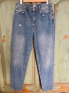 URBAN OUTFITTERS BDG Blue Wash High Waist Fitted Leg Mom Jeans, Size 30